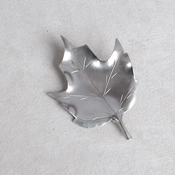 Vintage Stuart Nye Sterling Silver 925 Maple Leaf Brooch Handwrought USA - Picture 2 of 6